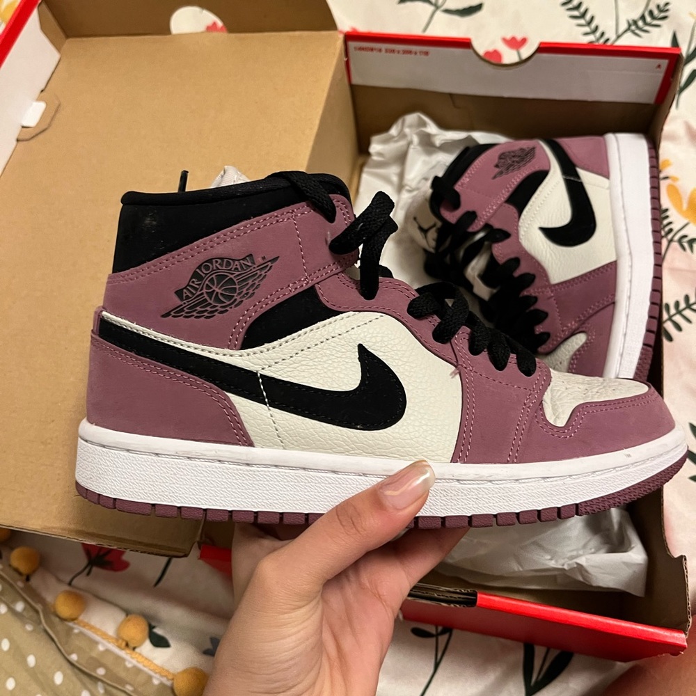 Jordan 1 mid se light purple
